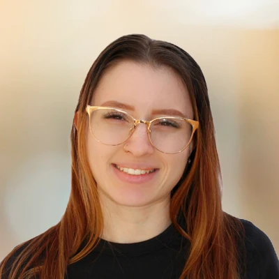 A headshot photo of Mackenzie
